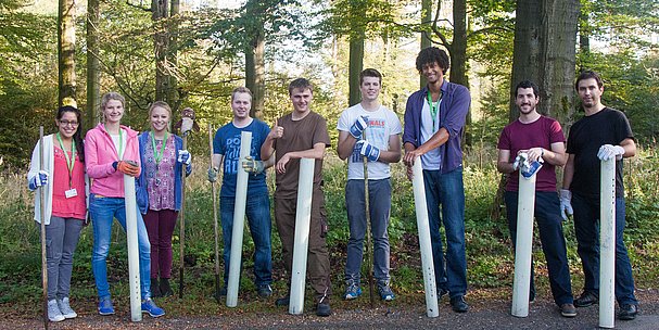 Voller Tatendrang in den Wald - E1NS Kongressjugend bei der Baumpflanzaktion